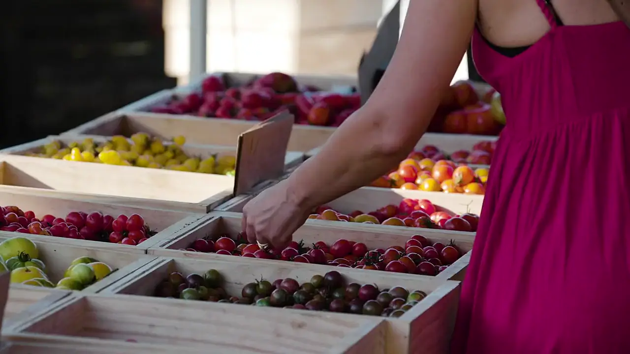 Comércio de produtos frescos em uma feira, representando a rotina de venda local